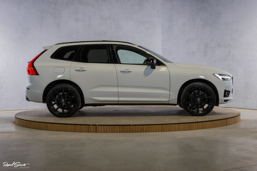 Volvo XC60 2.0 Recharge T8 AWD R-Design | Panorama dak | Zwenkbare trekhaak | Apple carplay | Cruise control |