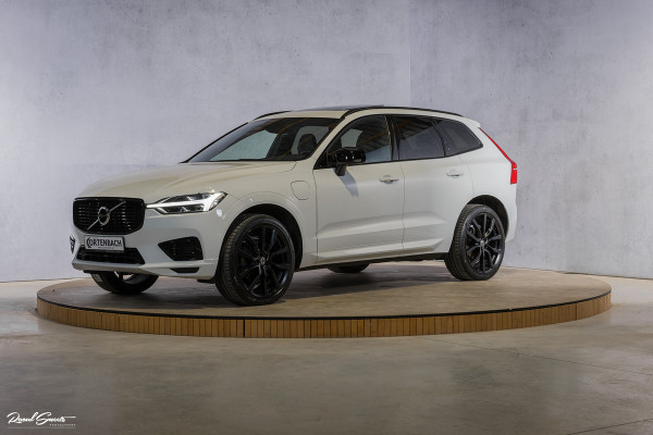 Volvo XC60 2.0 Recharge T8 AWD R-Design | Panorama dak | Zwenkbare trekhaak | Apple carplay | Cruise control |