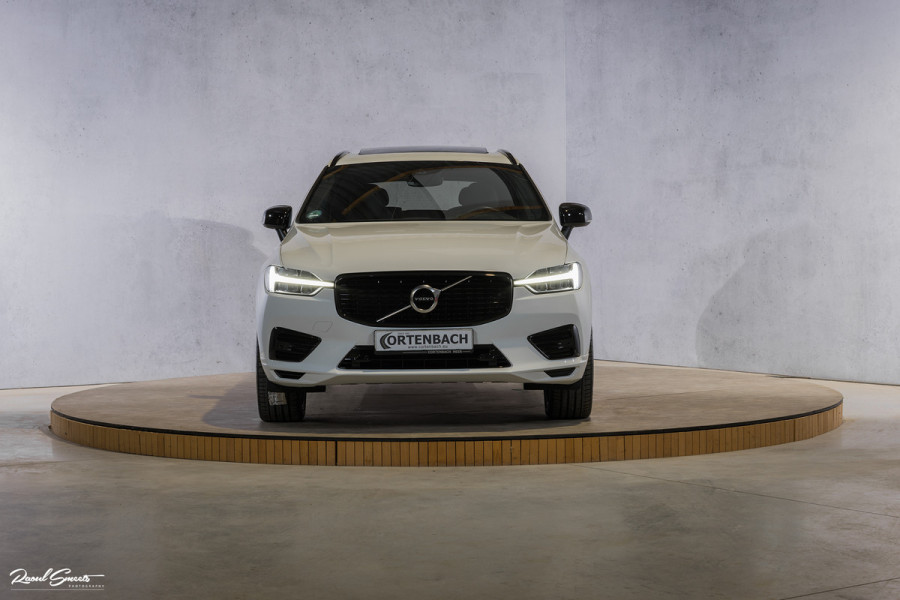 Volvo XC60 2.0 Recharge T8 AWD R-Design | Panorama dak | Zwenkbare trekhaak | Apple carplay | Cruise control |