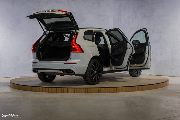 Volvo XC60 2.0 Recharge T8 AWD R-Design | Panorama dak | Zwenkbare trekhaak | Apple carplay | Cruise control |