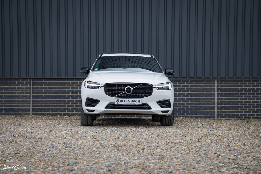 Volvo XC60 2.0 Recharge T8 AWD R-Design | Panorama dak | Zwenkbare trekhaak | Apple carplay | Cruise control |