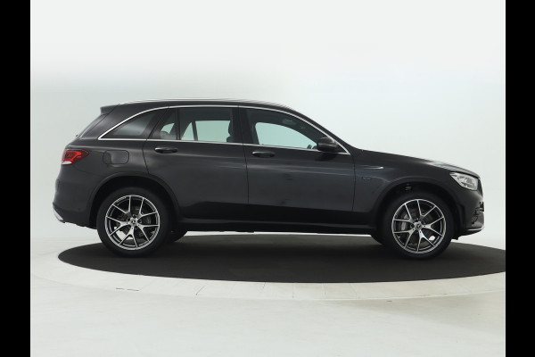 Mercedes-Benz GLC 300 e 4MATIC AMG Plug-In Hybride | AMG-Styling | Navigatie | Keyless entry | Electrische achterklep | Parkeersensoren | Inclusief 24 maanden MB Certified garantie voor Europa.