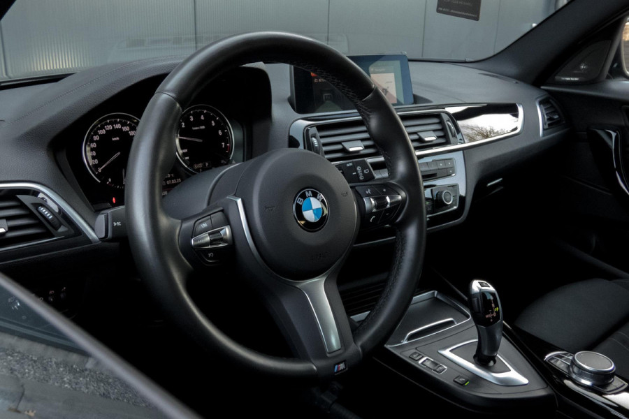 BMW 1-serie 118i Sport Line Edition | CAMERA | HARMAN&KARDON | PDC | M-SPORT STUUR