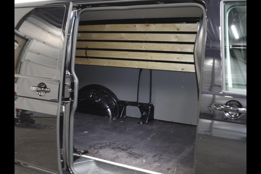 Volkswagen Transporter 2.0 TDI L2H1 Highline Automaat Airco Navi Parkeersensoren Trekhaak Lichtmetalen velgen