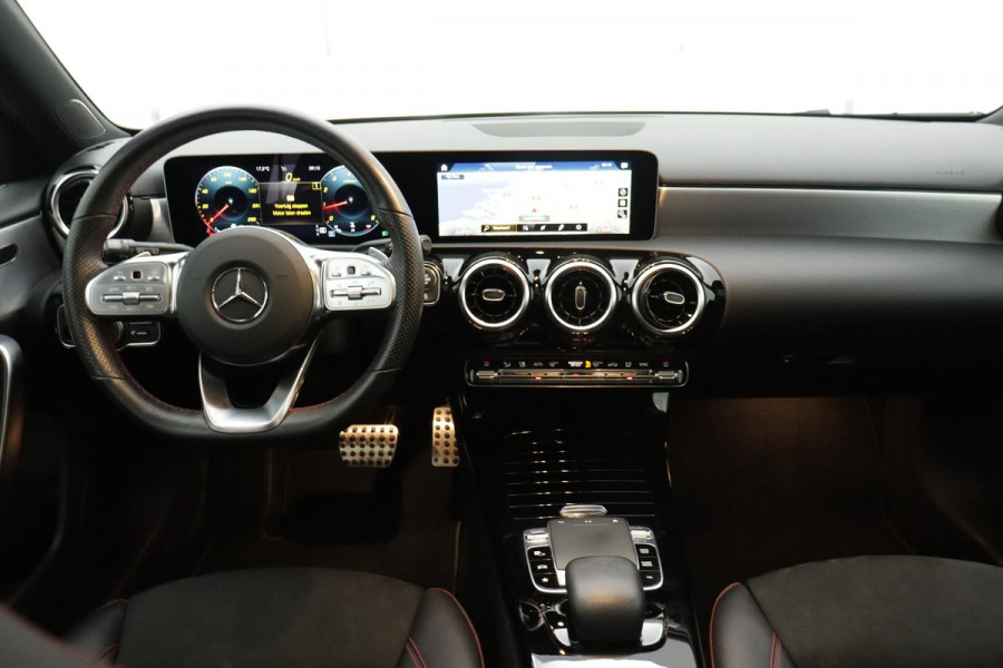 Mercedes-Benz A-Klasse 200 Business Solution AMG Night Upgrade (PANORAMADAK, NAVIGATIE, LED, CLIMA, 1e EIGENAAR, GOED ONDERHOUDEN)