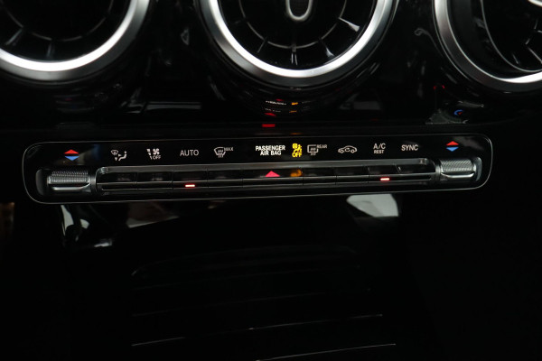 Mercedes-Benz A-Klasse 200 Business Solution AMG Night Upgrade (PANORAMADAK, NAVIGATIE, LED, CLIMA, 1e EIGENAAR, GOED ONDERHOUDEN)