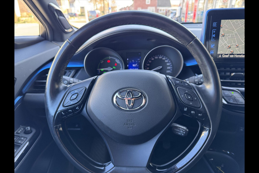 Toyota C-HR 1.8 Hybrid Bi-Tone Plus | JBL, LED, Half Leer/Alcantara, Navigatie, Dodehoekherkenning, Parkeersensoren, Chroom Pakket, Zeer com