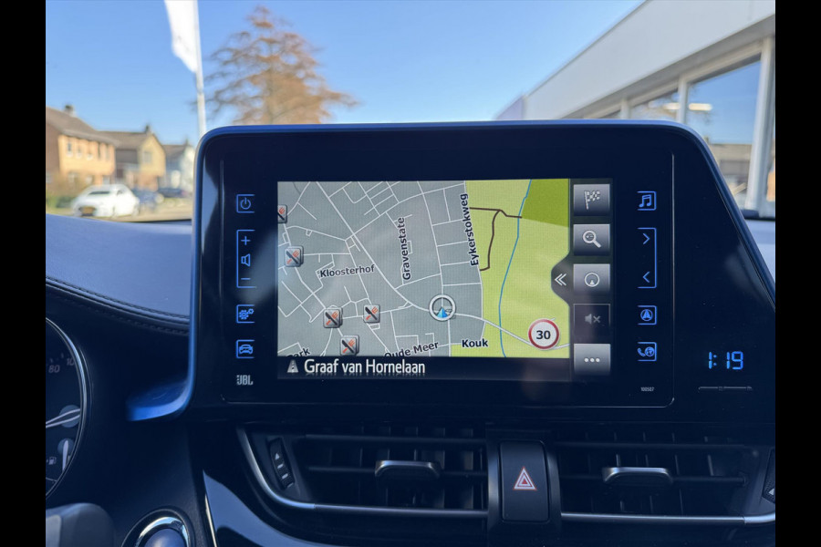 Toyota C-HR 1.8 Hybrid Bi-Tone Plus | JBL, LED, Half Leer/Alcantara, Navigatie, Dodehoekherkenning, Parkeersensoren, Chroom Pakket, Zeer com