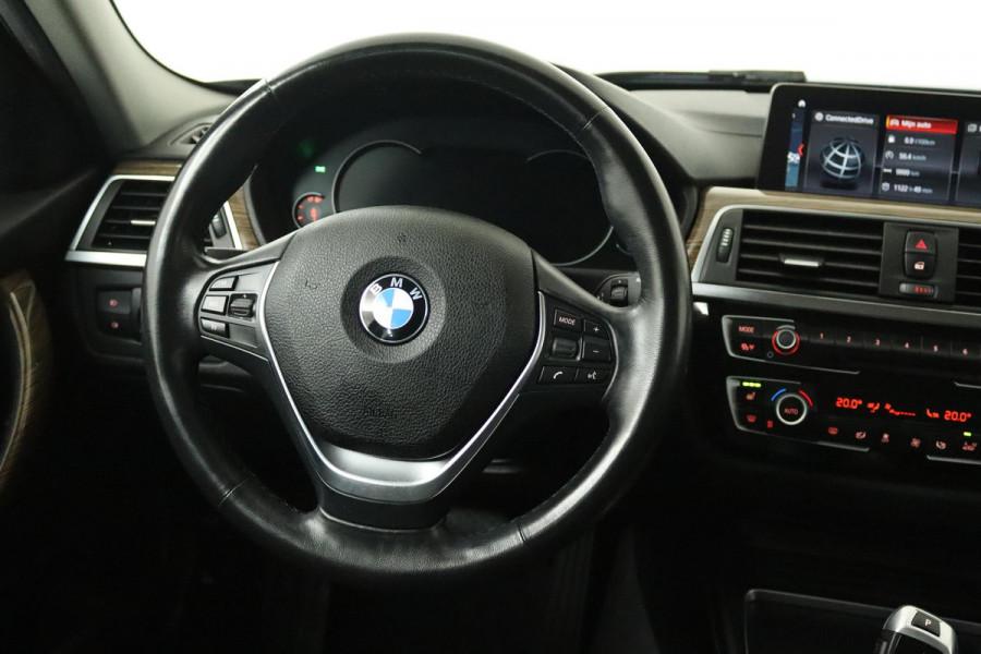 BMW 3 Serie Touring 318i Luxury Edition (CRUISE CONTROL, NAVIGATIE, PARKEERSENSOREN, STOELVERWARMING, NL-AUTO)