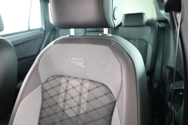 Volkswagen Tiguan 1.5 TSI R-Line Business 150 pk Automaat (DSG) | Verlengde garantie | Navigatie | Panoramadak | Elektr. trekhaak | Parkeersensoren (Park assist) | Achteruitrijcamera | Stoelverwarming | R-Line |
