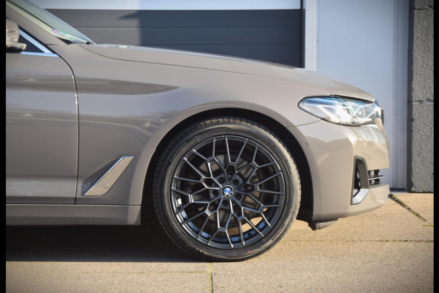 BMW 5 Serie Touring 520i Business Edition Plus MEERPRIJS 19” BREEDSET 1.750 EURO