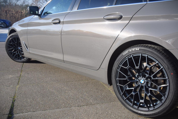 BMW 5 Serie Touring 520i Business Edition Plus MEERPRIJS 19” BREEDSET 1.750 EURO