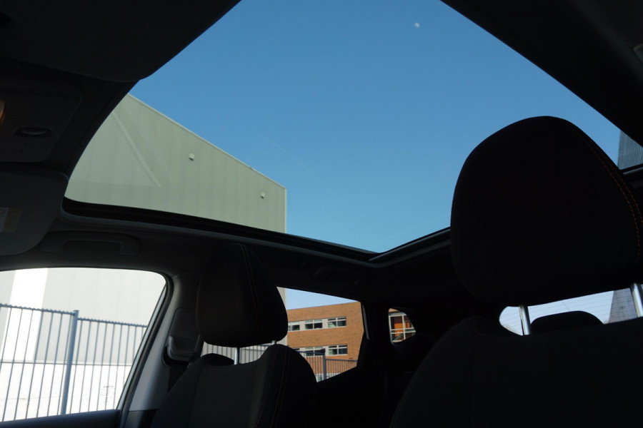 Nissan QASHQAI 1.3 DIG-T 140PK/Led-Koplampen/Panodak/ White Metallic/19Inch.