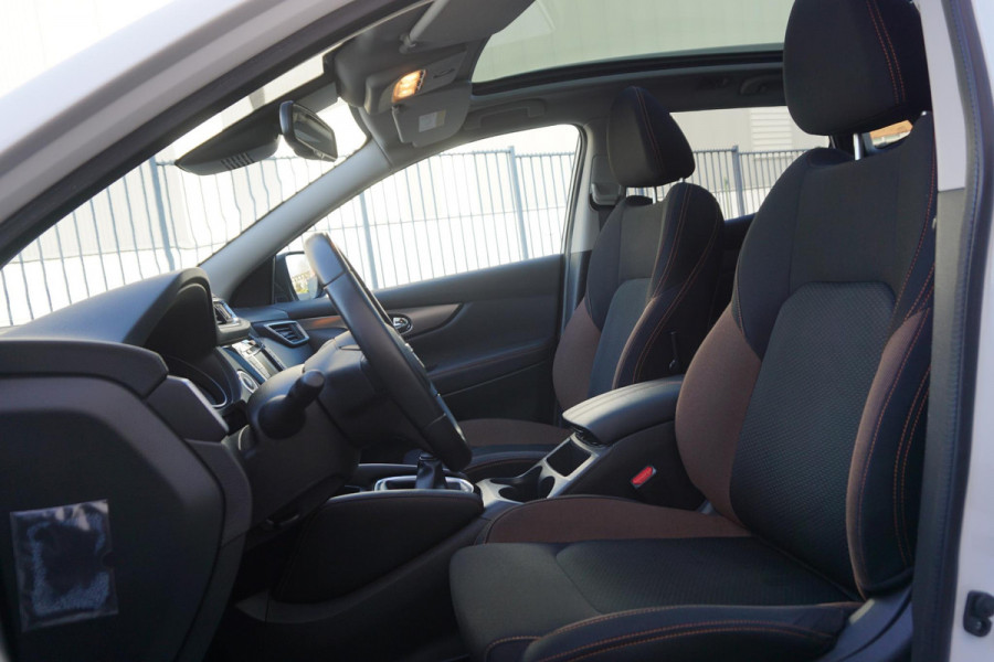 Nissan QASHQAI 1.3 DIG-T 140PK/Led-Koplampen/Panodak/ White Metallic/19Inch.