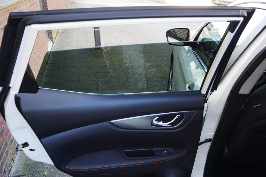 Nissan QASHQAI 1.3 DIG-T 140PK/Led-Koplampen/Panodak/ White Metallic/19Inch.