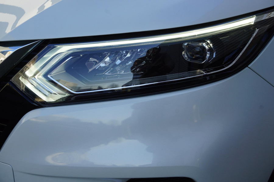 Nissan QASHQAI 1.3 DIG-T 140PK/Led-Koplampen/Panodak/ White Metallic/19Inch.