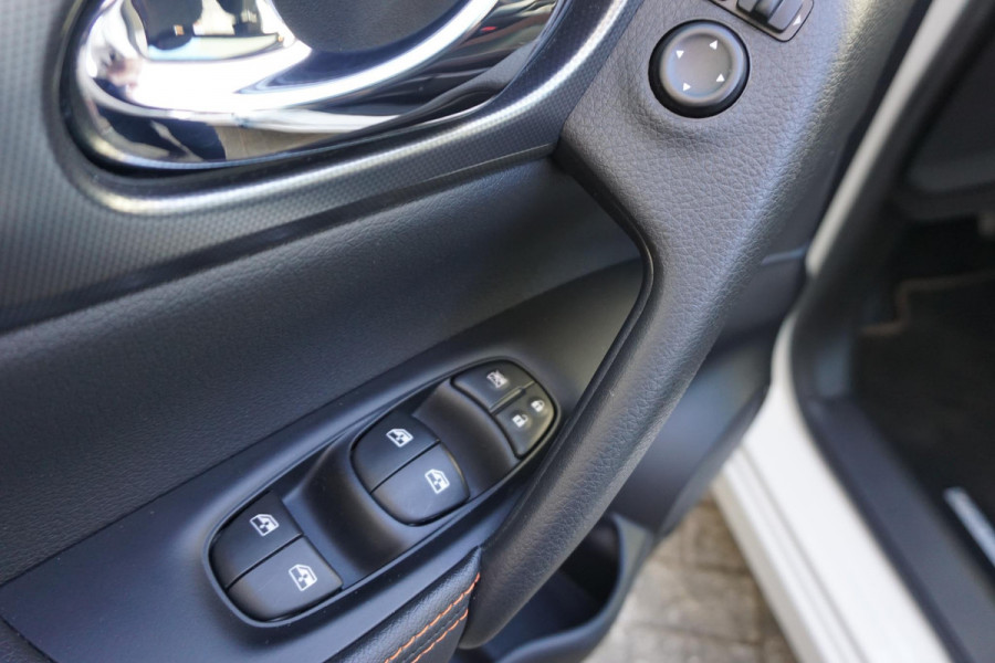 Nissan QASHQAI 1.3 DIG-T 140PK/Led-Koplampen/Panodak/ White Metallic/19Inch.