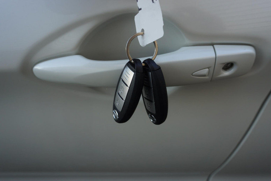 Nissan QASHQAI 1.3 DIG-T 140PK/Led-Koplampen/Panodak/ White Metallic/19Inch.