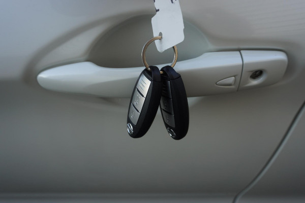 Nissan QASHQAI 1.3 DIG-T 140PK/Led-Koplampen/Panodak/ White Metallic/19Inch.