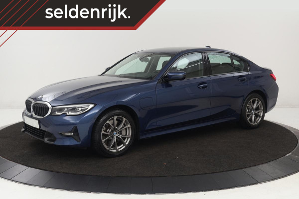 BMW 3-serie 330e Sport Line | Stoelverwarming | Camera | Carplay | Sfeerverlichting | Sportstoelen | Park Assist | Half leder | Live Cockpit