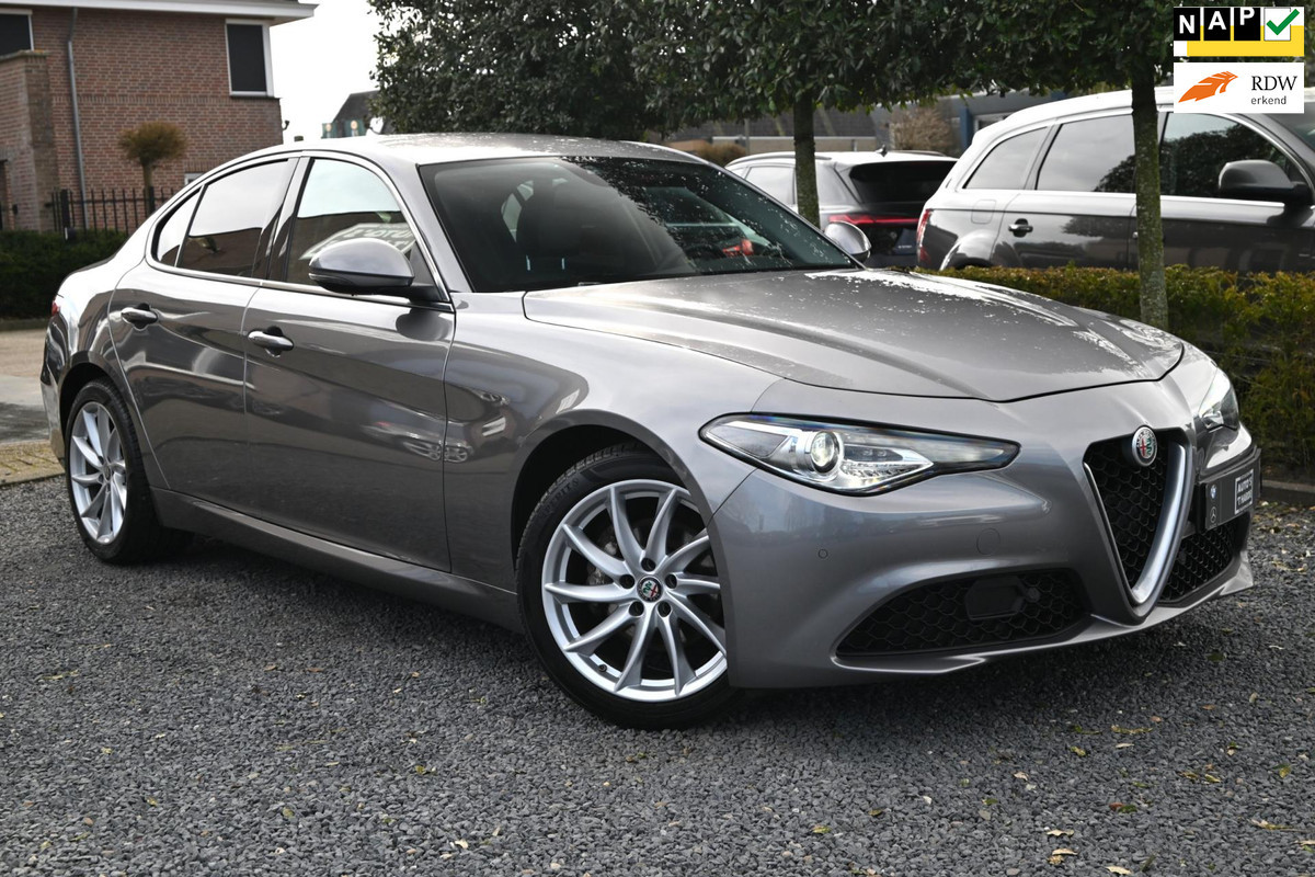 Alfa Romeo Giulia 2.0T Super 200 PK Aut. Adaptive Lane-Assist Memory Camera Keyless 18''