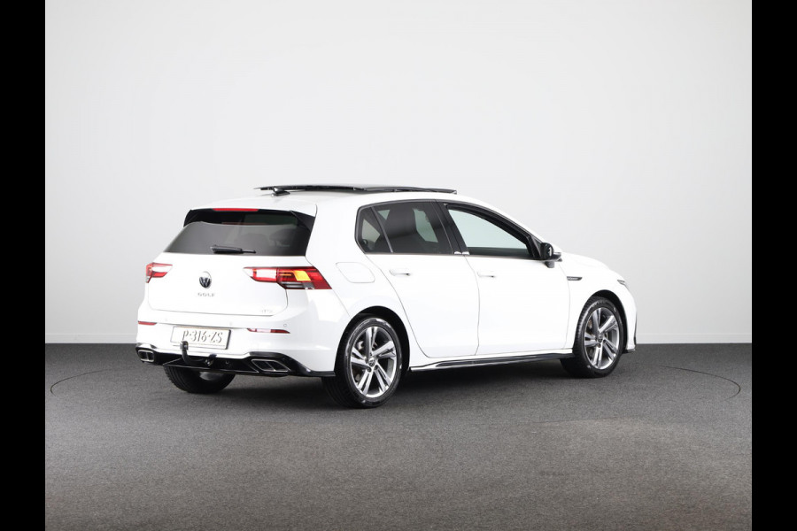 Volkswagen Golf 1.5 eTSI R-Line 130 PK | Automaat ( DSG) | Navigatie | Panoramadak | Trekhaak | Led