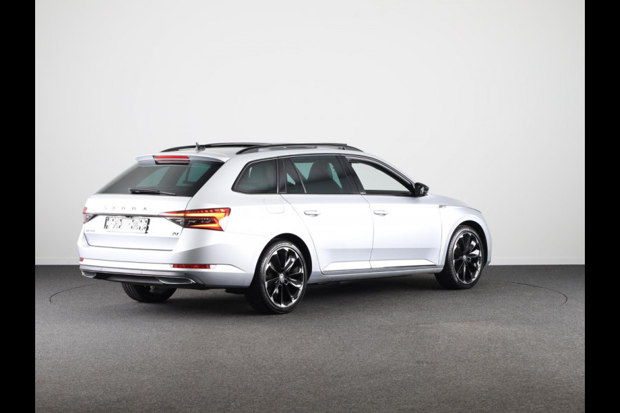 Škoda Superb Combi 1.4 TSI iV Sportline Business 218 pk Automaat (DSG) | Navigatie | Panoramadak | Trekhaak (wegklapbaar) | Parkeersensoren | Achteruitrijcamera | Stoelverwarming v/a |