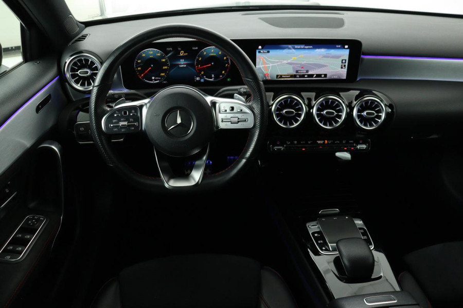 Mercedes-Benz A-Klasse 200 AMG | Panoramadak | Carplay | Stoelverwarming | Keyless | Leder/Alcantara | Camera | Sfeerverlichting | Widescreen | Full LED