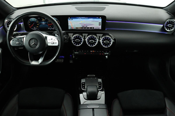 Mercedes-Benz A-Klasse 200 AMG | Panoramadak | Carplay | Stoelverwarming | Keyless | Leder/Alcantara | Camera | Sfeerverlichting | Widescreen | Full LED