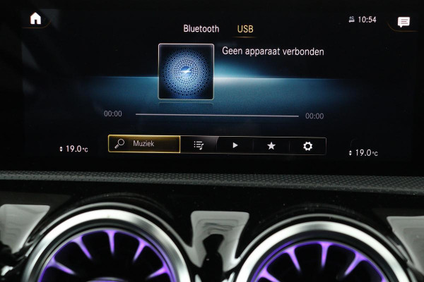 Mercedes-Benz A-Klasse 200 AMG | Panoramadak | Carplay | Stoelverwarming | Keyless | Leder/Alcantara | Camera | Sfeerverlichting | Widescreen | Full LED