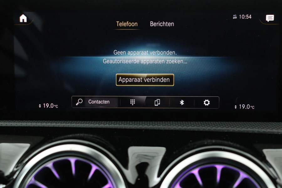 Mercedes-Benz A-Klasse 200 AMG | Panoramadak | Carplay | Stoelverwarming | Keyless | Leder/Alcantara | Camera | Sfeerverlichting | Widescreen | Full LED