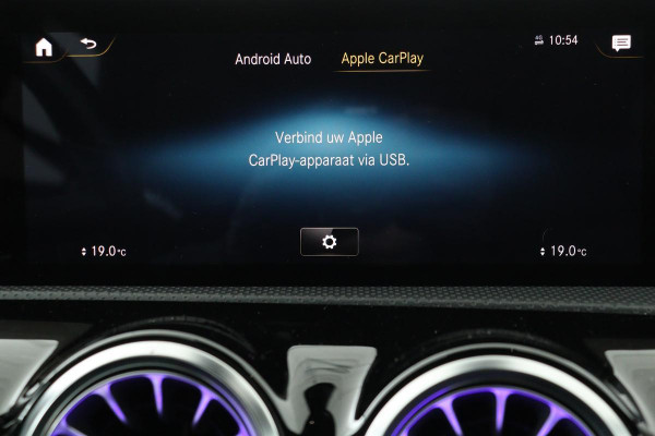 Mercedes-Benz A-Klasse 200 AMG | Panoramadak | Carplay | Stoelverwarming | Keyless | Leder/Alcantara | Camera | Sfeerverlichting | Widescreen | Full LED