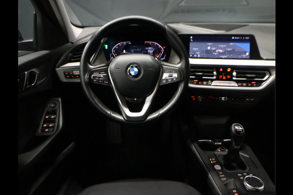 BMW 1-serie 116i Business Edition [DIGITAL DASH, CRUISE CONTROL, APPLE CARPLAY, PDC V+A, STUUR EN STOELVERWARMING, CLIMATE CONTROL, NAVIGATIE, NIEUWSTAAT]