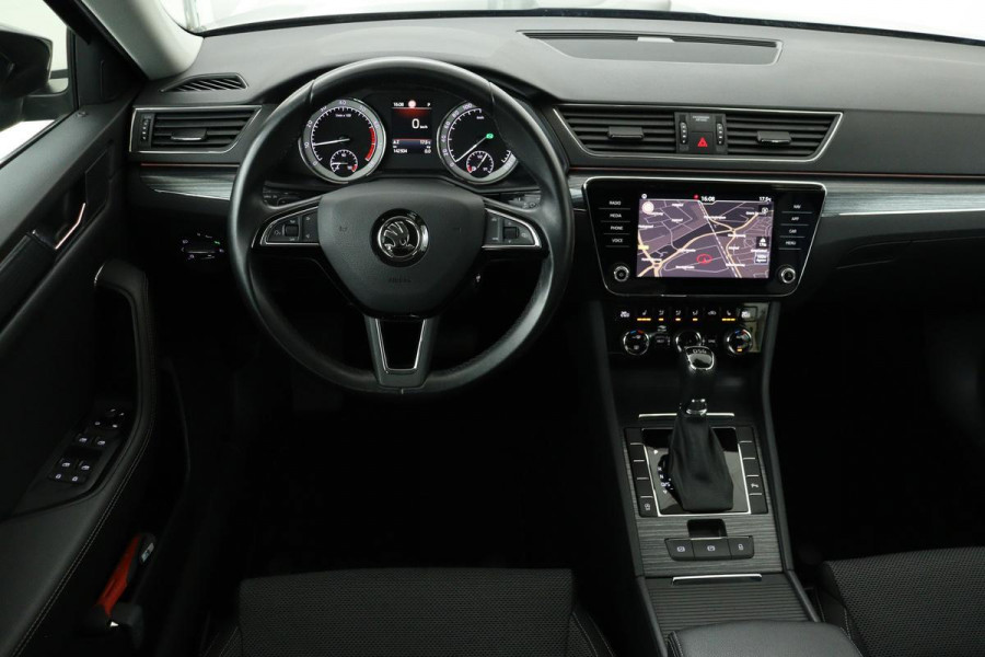 Škoda Superb 1.5 TSI Business Edition | Trekhaak | Stoelverwarming | Carplay | Camera | Full LED | Keyless | Navigatie | Memory