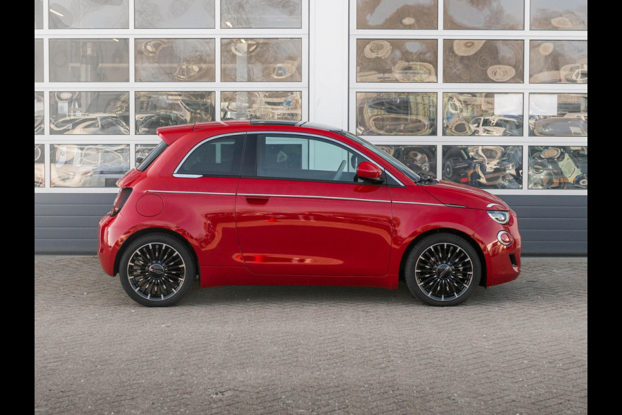 Fiat 500E La Prima 42 kWh | Clima | Cruise | Leder | 17" | Priv Glass | Winter Pack | JBL Sound | BSM | Apple Carplay