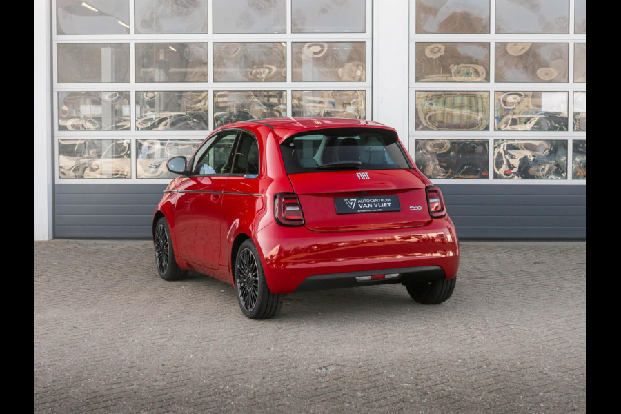 Fiat 500E La Prima 42 kWh | Clima | Cruise | Leder | 17" | Priv Glass | Winter Pack | JBL Sound | BSM | Apple Carplay