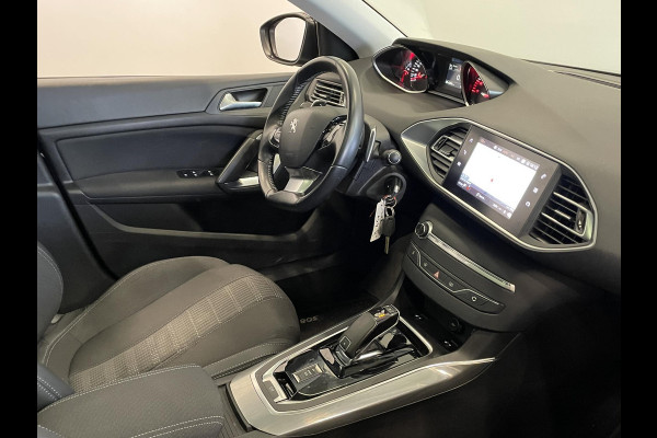 Peugeot 308 SW 1.2 PureTech 130 pk Aut. Blue Lease Premium Airco|ECC Navi PDC VA + Camera Full LED Panoramadak Trekhaak Comfortstoel+Massage Distributieriem vervangen bij 93891 km!