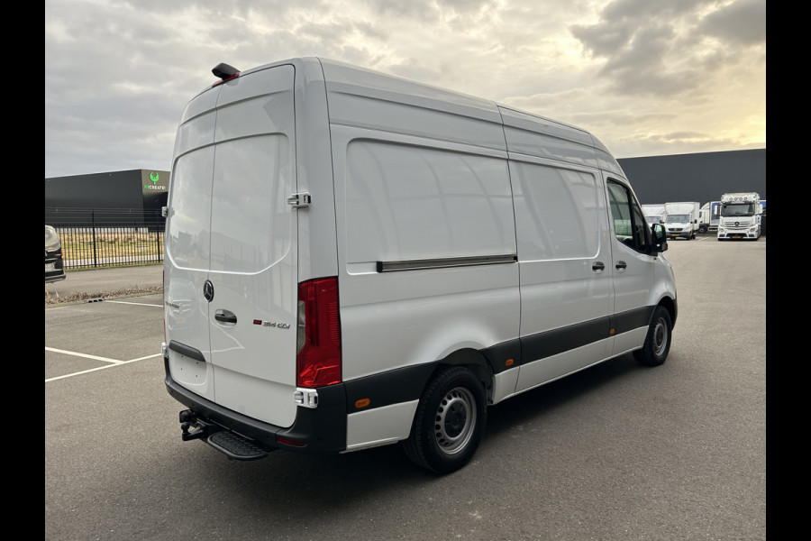 Mercedes-Benz Sprinter 314 CDI RWD L2 H2 MBUX / Trekhaak / Camera / Parkeersensoren / Navigatie / Cruise control / 270 Graden achterdeuren