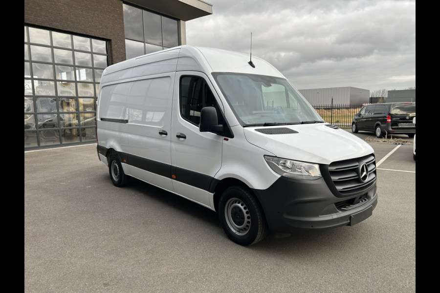 Mercedes-Benz Sprinter 314 CDI RWD L2 H2 MBUX / Trekhaak / Camera / Parkeersensoren / Navigatie / Cruise control / 270 Graden achterdeuren