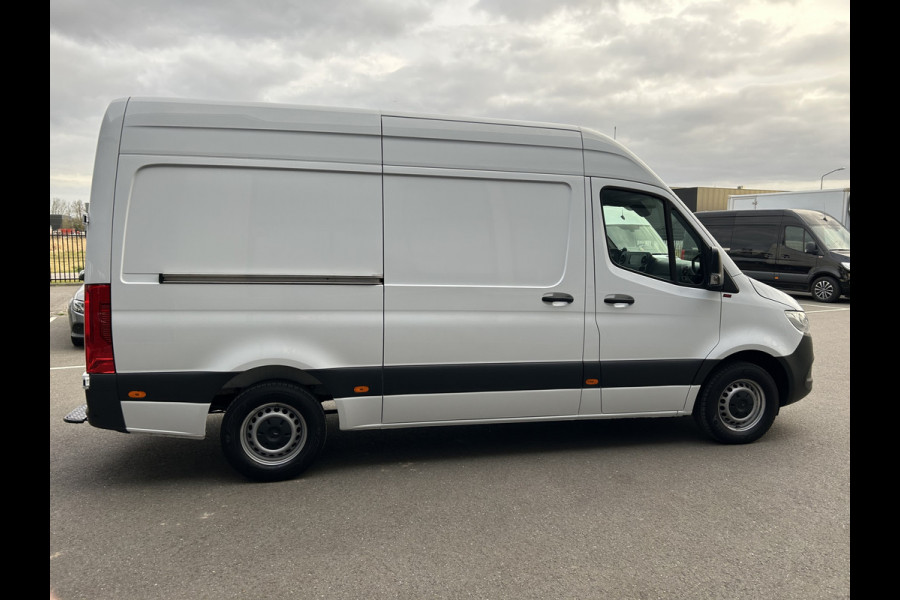 Mercedes-Benz Sprinter 314 CDI RWD L2 H2 MBUX / Trekhaak / Camera / Parkeersensoren / Navigatie / Cruise control / 270 Graden achterdeuren