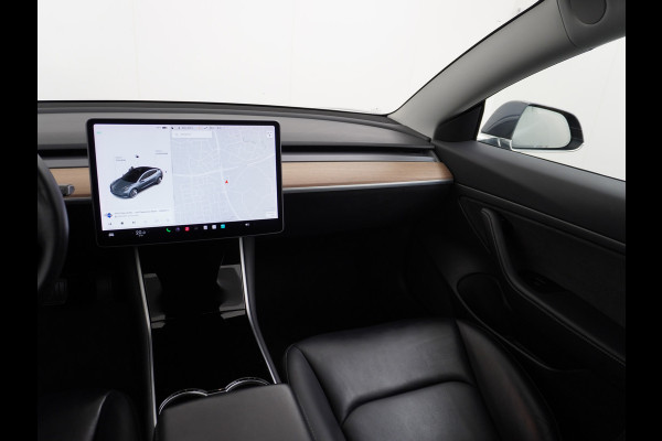 Tesla Model 3 SR+60kWh 325PK 19" AutoPilot Leer PanoDak Adaptive cruise Camera's Elektr.-Stuur+Stoelen+Spiegels+Geheugen+Easy-Entry+Verwarmde  Ecc Navigatiesysteem full map LED-a+v Comfortstoel(en) ACC Dual-ECC DAB Voorverwarmen interieur via App Keyless via Telefoonsleutel One-Pedal-Drive Orig. nlse auto tot 11kw laden thuis ! Garantie Accu tot  14-12-2027 max 160.000km 1584kg licht!