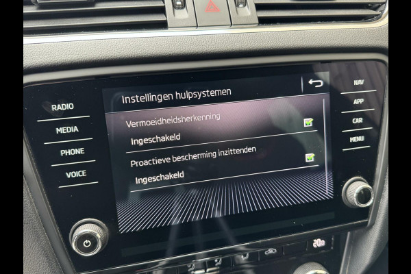 Škoda Octavia Combi 1.5 TSI Greentech Sport Business Automaat | Cruise control | Climate control | Trekhaak | Parkeersensoren achter | Zwart o