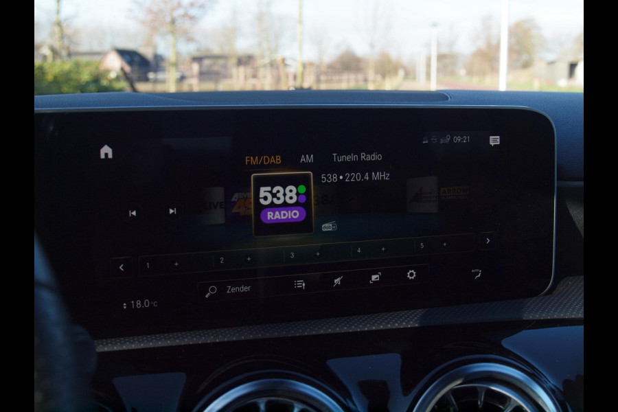 Mercedes-Benz A-Klasse 180 Business Solution AMG | Panoramadak | Camera | Apple Carplay | Cruise Control |