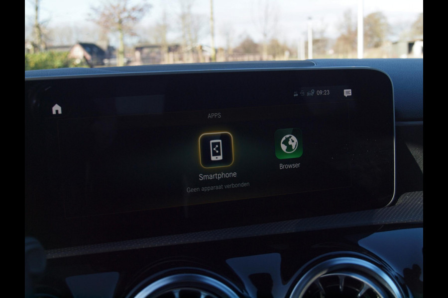 Mercedes-Benz A-Klasse 180 Business Solution AMG | Panoramadak | Camera | Apple Carplay | Cruise Control |