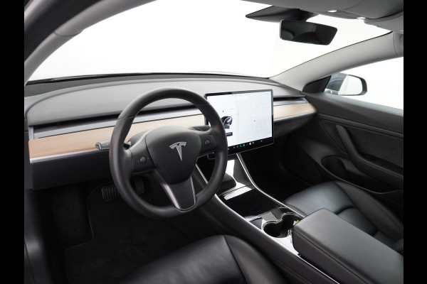 Tesla Model 3 SR+ 60kWh 325PK 18" Leder Interieur FSD-3 Computer AutoPilot PanoDak Adaptive Cruise Camera's Elektr.-Stuur+Stoelen+Spiegels+Geh Navigatiesysteem Led Comfortstoelen ACC DAB Voorverwarmen interieur via App Keyless via Telefoonsleutel One-Pedal-Drive Origineel Nederlandse auto tot 11kw laden thuis ! Garantie Accu en motor tot 16-12-2027 max 160.000km