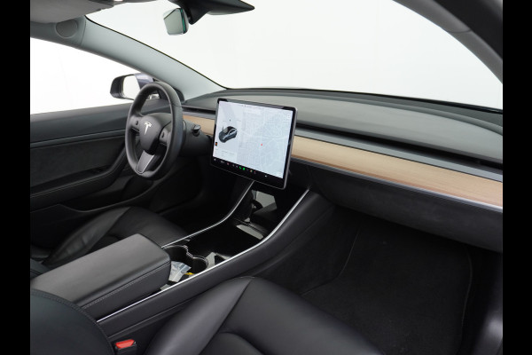 Tesla Model 3 SR+ 60kWh 325PK 18" Leder Interieur FSD-3 Computer AutoPilot PanoDak Adaptive Cruise Camera's Elektr.-Stuur+Stoelen+Spiegels+Geh Navigatiesysteem Led Comfortstoelen ACC DAB Voorverwarmen interieur via App Keyless via Telefoonsleutel One-Pedal-Drive Origineel Nederlandse auto tot 11kw laden thuis ! Garantie Accu en motor tot 16-12-2027 max 160.000km