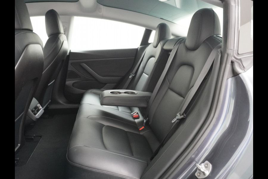 Tesla Model 3 SR+ 60kWh 325PK 18" Leder Interieur FSD-3 Computer AutoPilot PanoDak Adaptive Cruise Camera's Elektr.-Stuur+Stoelen+Spiegels+Geh Navigatiesysteem Led Comfortstoelen ACC DAB Voorverwarmen interieur via App Keyless via Telefoonsleutel One-Pedal-Drive Origineel Nederlandse auto tot 11kw laden thuis ! Garantie Accu en motor tot 16-12-2027 max 160.000km