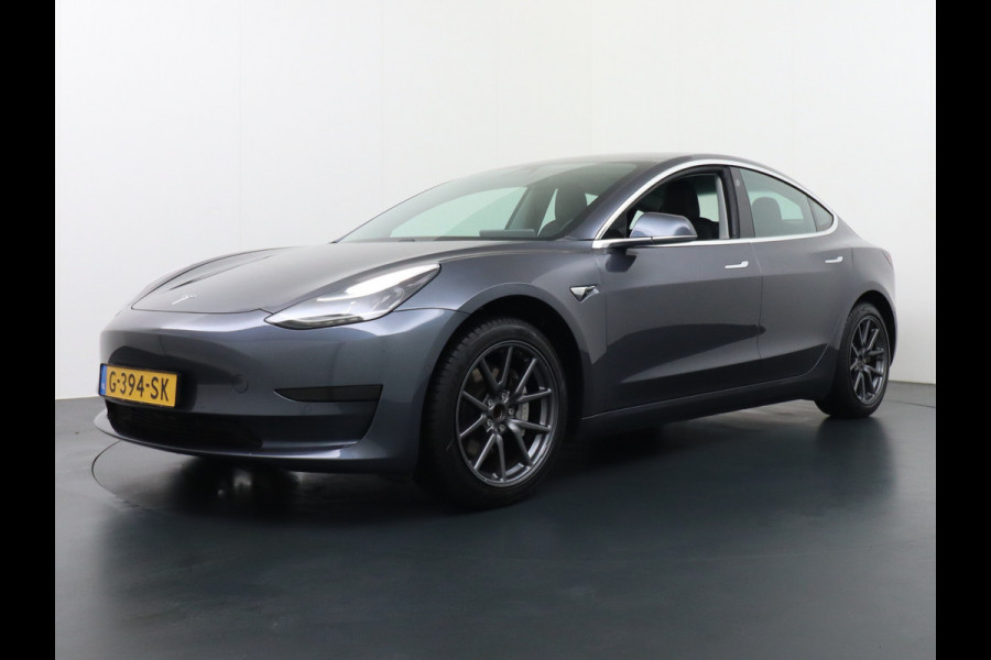 Tesla Model 3 SR+ 60kWh 325PK 18" Leder Interieur FSD-3 Computer AutoPilot PanoDak Adaptive Cruise Camera's Elektr.-Stuur+Stoelen+Spiegels+Geh Navigatiesysteem Led Comfortstoelen ACC DAB Voorverwarmen interieur via App Keyless via Telefoonsleutel One-Pedal-Drive Origineel Nederlandse auto tot 11kw laden thuis ! Garantie Accu en motor tot 16-12-2027 max 160.000km