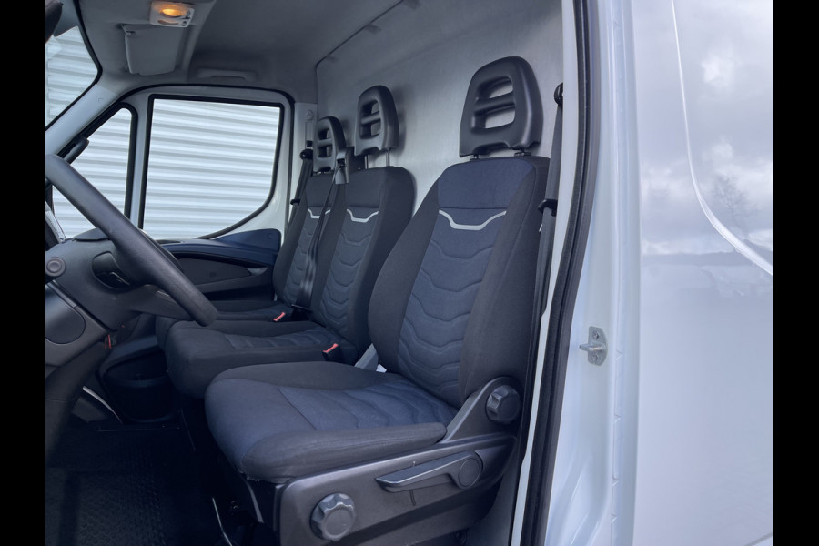 Iveco Daily 35S14V 2.3 410 automaat L4H2 ( L3H2 ) / vaste prijs rijklaar € 23.950 ex btw / lease vanaf € 428 / airco / cruise control / trekhaak 3500 kg / laadruimte 375 cm lang !