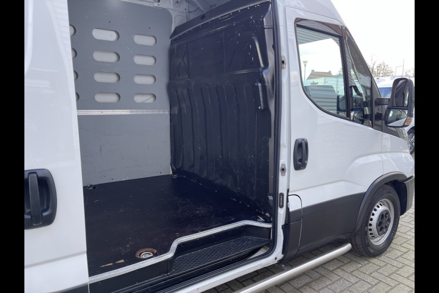 Iveco Daily 35S14V 2.3 410 automaat L4H2 ( L3H2 ) / vaste prijs rijklaar € 23.950 ex btw / lease vanaf € 428 / airco / cruise control / trekhaak 3500 kg / laadruimte 375 cm lang !